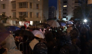 بالفيديو: وقفة احتجاجية أمام منزل دياب رفضًا لتكليفه