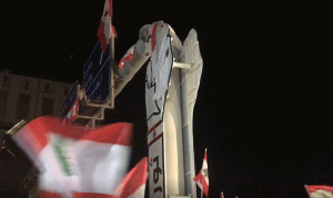 بالفيديو: مجسم “قبضة الثورة” يرتفع في جل الديب