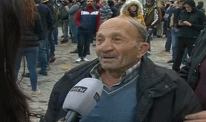 خلال التظاهر في جل الديب.. سبعيني يبحث عن “عروس” (بالفيديو)