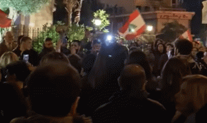 بعد الاعتداء على المتظاهرين… وقفة احتجاجية أمام “الداخلية” (فيديو)