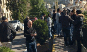 تجمع للمحتجين أمام قصر عدل بعبدا تضامنا مع ربيع الزين