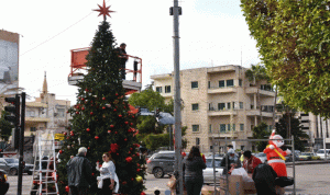 رفْع شجرة الميلاد في صيدا.. لتُنير مطالب “الثورة”