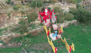 الدفاع المدني حققّ حلم الأطفال: بابا نويل آتياً بعربته الطائرة (بالفيديو والصور)