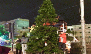 رفع شجرة الميلاد في صيدا