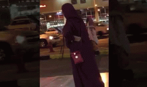 في السعودية.. ضربها بحذائه لكشفها وجهها فاعتقلته الشرطة (بالفيديو)