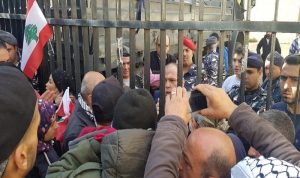 محتجون يعتصمون امام سراي طرابلس