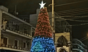 بالفيديو: إضاءة شجرة الميلاد في ساحة النور