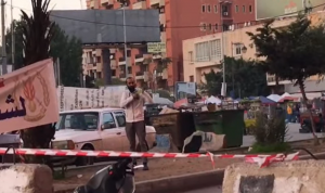 بالفيديو: شاب يُهدد بإحراق نفسه في طرابلس