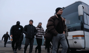 أول عملية لتبادل الأسرى منذ عامين في أوكرانيا (بالفيديو)