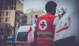 متطوّعو “الصليب الأحمر” يتحدّون مخاوفهم ويواجهون “كورونا” التزاماً بواجبهم