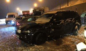 بالصور… ضهر البيدر: انزلاق بسبب الجليد وتصادم بين عشر سيارات!