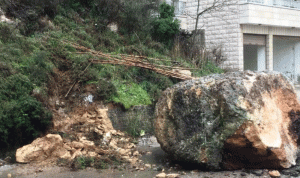 انهيار صخري على طريق عام شويا – الزغرين