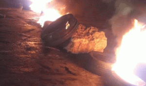 سيارة تجتاح محتجين في الشويفات… أكثر من 7 جرحى! (فيديو)