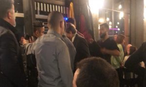 بالفيديو: احتجاج على وجود الفرزلي في احد المطاعم وخروجه على وقع هتافات مناهضة له