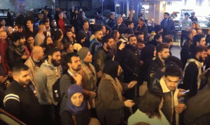 المحتجون في الحمرا: “يا للعار ويا للعار.. حكام بلادي تجار” (فيديو)