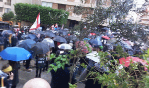 بالفيديو: تظاهرة أمام منزل دياب تنطلق إلى ساحة النجمة