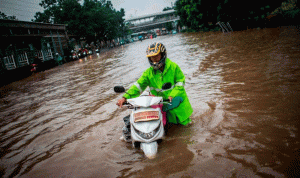 9 قتلى وآلاف النازحين بسبب السيول في العاصمة الإندونيسية