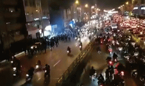 احتجاجات إيران مستمرة.. اعتقالات والشرطة تستخدم الغاز المسيل