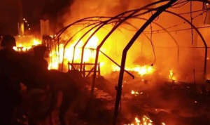  مهاجمة متظاهرين في الناصرية.. حرق خيم وتدمير سيارات (بالصور)