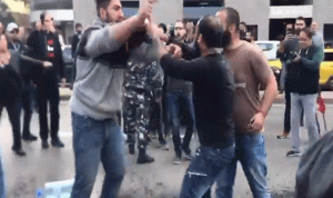 متظاهران حاولا إحراق نفسيهما على جسر الرينغ (بالفيديو)