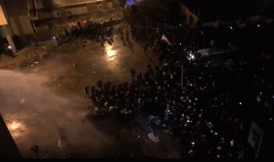 مواجهات بين المتظاهرين والقوى الأمنية أمام السراي الحكومي (فيديو)