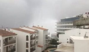 أمواج مرعبة تضرب البنايات في إسبانيا (بالفيديو)