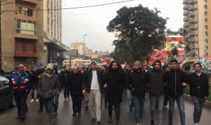 محتجون امام سرايا طرابلس اعتراضا على ضرب ناشط