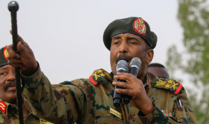 البرهان يحذر السياسيين من التدخل في شأن الجيش