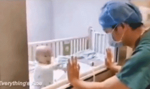 فيديو مؤثر لرضيع مصاب بفيروس كورونا في ووهان