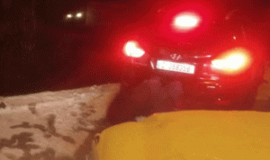 إنقاذ مواطنين احتجزتهم الثلوج داخل سيارة في القليعات