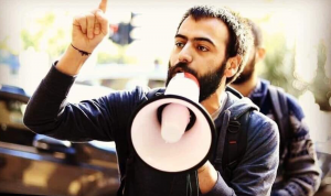 بالفيديو: إخلاء سبيل محمد بزيع من ثكنة الحلو