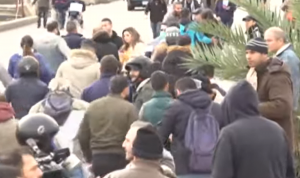 بالفيديو: محتجون يعتدون على مراسلة الـotv