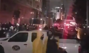 الثوار يصلون إلى ساحة الشهداء استعدادًا لجلسات الثقة (فيديو)