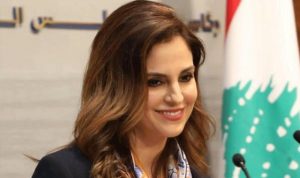 منال عبدالصمد.. وزيرة لبنانية أنيقة لمواجهة شارع غاضب