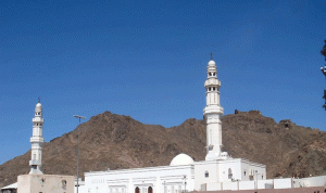 السعودية تعلق الصلاة في المساجد بسبب كورونا