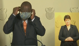 الكمامة تحرج رئيس جنوب افريقيا.. خلال فيديو تعليمي لكورونا!