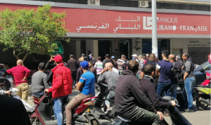 بالفيديو: محتجون يحرقون مصارف في طرابلس والجيش يتدخل