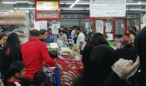 ازدحام أمام محلات المواد الغذائية في البقاع الأوسط