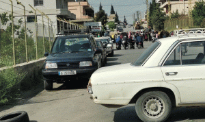 قطع الطريق الدولية وسط بلدة العين احتجاجًا على ارتفاع الأسعار