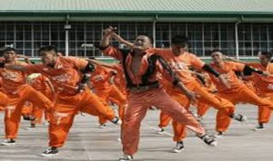 بالفيديو: سجناء يحتفلون بالإفراج عنهم مبكرا بأداء “رقصة كورونا”