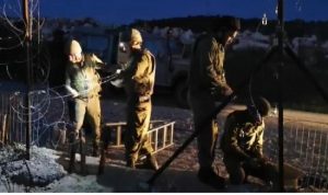 الجيش الإسرائيلي يرمم الثغرة في السياج عند الحدود مع ميس الجبل