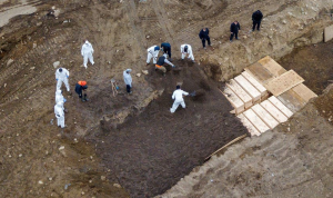 “فيديو صادم”… مقابر جماعية لضحايا كورونا في نيويورك