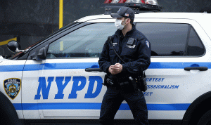 بالفيديو: شرطة نيويورك توقف طفلًا لسرقته كيس “شيبس”!
