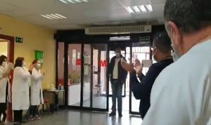 مفاجأة من الجسم الطبي الاسباني لسائق أجرة ينقل المرضى مجاناً (فيديو)