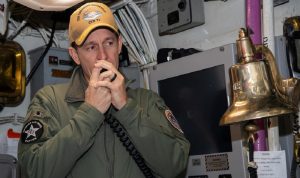 وزير الدفاع الأميركي يؤيد إقالة قبطان حاملة الطائرات