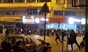 اشتباكات بين الجيش ومحتجين في طرابلس.. وإحراق آلية عسكرية (فيديو)