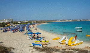 إعادة فتح الشواطئ في قبرص أمام الرواد