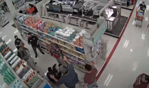 بالفيديو: رجل يكسر ذراع موظف لمطالبته بارتداء الكمامة!