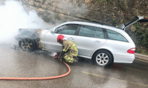 إخماد حريق داخل سيارة في عنايا