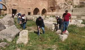 حملة لإزالة الأعشاب في قلعة بعلبك